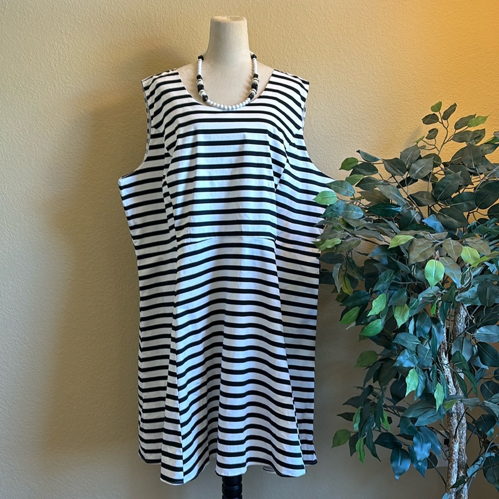 Elegant sleeveless white cotton dress with black stripes, Size 28W